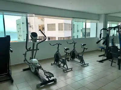 a gym with several exercise bikes in a room at Cartagena Excelente Apartamento in Cartagena de Indias