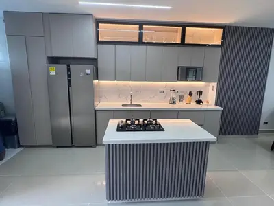 a kitchen with a stove and a counter top at Apartamentos Mi Reserva OK - Arrecife in Coveñas