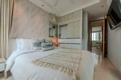 a bedroom with a large white bed with pillows at Apartamento con vista al mar - Piscina en la azotea - 2 habitaciones + 2 baños in Cartagena de Indias