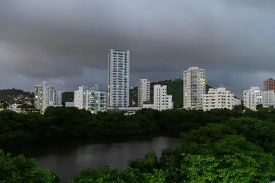 a city skyline with tall buildings and a river at Cartagena Apartamento in Cartagena de Indias