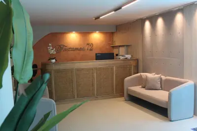 a waiting room with a chair and a counter at Hotel Fontamar 72 in Barranquilla