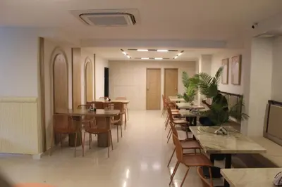 a dining room with tables and chairs in a restaurant at Hotel Fontamar 72 in Barranquilla