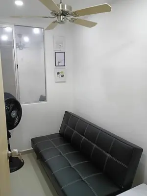 a black couch in a room with a ceiling fan at Espectacular apartamento amoblado en BARRANQUILLA in Barranquilla