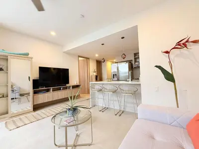a living room with a couch and a kitchen at Espectacular apartamento con piscina privada - Morros Zoe in Cartagena de Indias