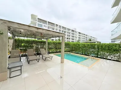 a patio with a pool and chairs and a building at Espectacular apartamento con piscina privada - Morros Zoe in Cartagena de Indias