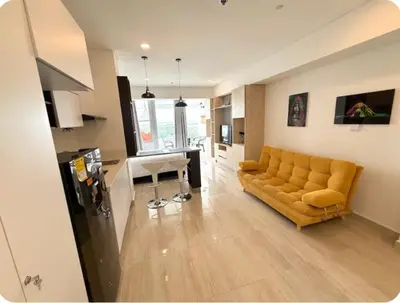 a living room with a couch and a kitchen at Moderno Apto cerca del Mar y Aeropuerto in Cartagena de Indias