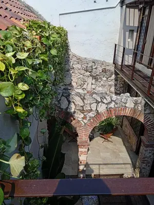 a brick walkway with plants on the side of a building at Habitación privada en Getsemaní in Cartagena de Indias