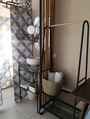 a bathroom with a sink and a mirror at Habitación privada en Getsemaní in Cartagena de Indias