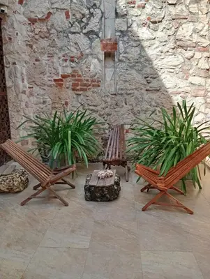 two wooden benches in a courtyard with plants at Habitación privada en Getsemaní in Cartagena de Indias