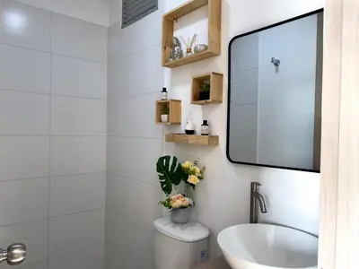 a bathroom with a toilet and a tv on the wall at 2 cuartos terraza piscina AC in Cartagena de Indias