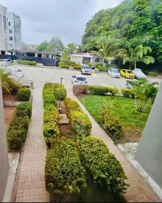 a garden with bushes and a street with cars at Apartamento en Barranquilla in Barranquilla