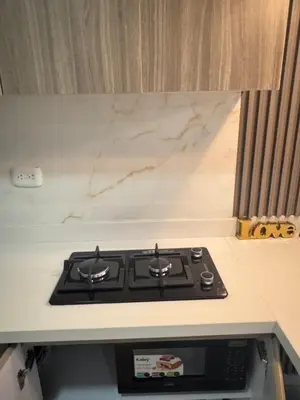 a stove top in a kitchen with a marble counter top at Apto refugio del mar in Cartagena de Indias