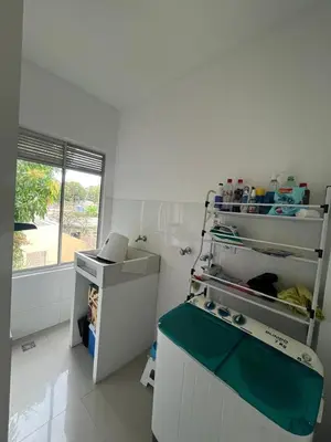 a white kitchen with a stove and a window at Apto Caribe Mar in Coveñas