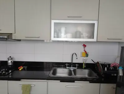 a kitchen with a sink and a microwave at Apartamento de lujo alto prado in Barranquilla