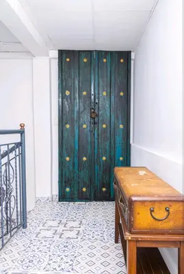 a door with a wooden bench in front of it at Acantilado getsemani recomendado para familias in Cartagena de Indias