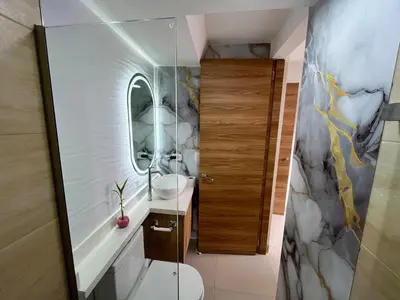 a bathroom with a shower and a toilet and a sink at Apto Luxury Cartagena 7 minutos a pie de la playa in Cartagena de Indias