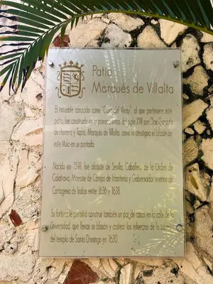 a sign on the side of a stone wall at Duplex con Piscina privada en Centro Histórico in Cartagena de Indias