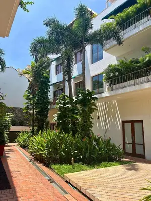 a building with palm trees in front of it at Duplex con Piscina privada en Centro Histórico in Cartagena de Indias