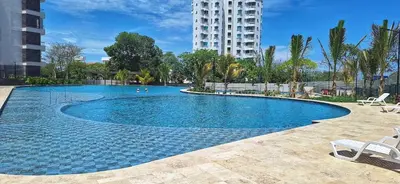 a swimming pool in the middle of a building at Exclusiva Suite Frente al Mar in Santa Marta