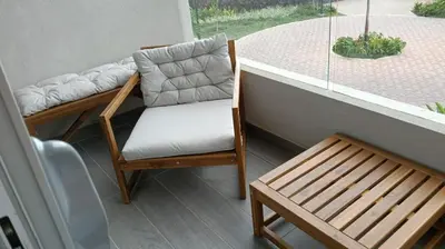 a chair and a bench on a balcony at Exclusiva Suite Frente al Mar in Santa Marta
