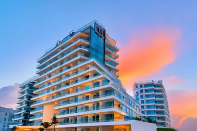 a tall building with people on the top of it at Extraordinario!! Salida Directa Playa Sonesta Cartagena Morros in Cartagena de Indias