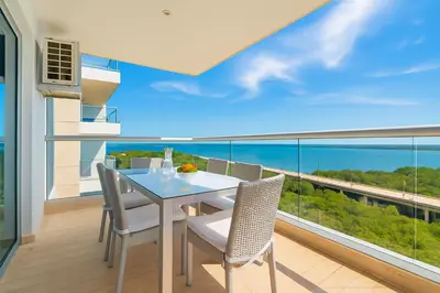 a dining room with a table and chairs on a balcony at Extraordinario!! Salida Directa Playa Sonesta Cartagena Morros in Cartagena de Indias
