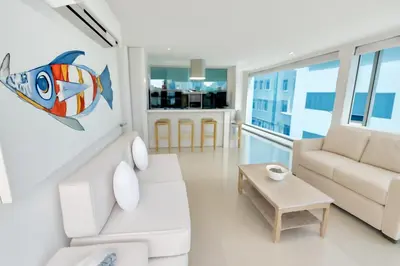 a living room with a couch and a table at Extraordinario!! Salida Directa Playa Sonesta Cartagena Morros in Cartagena de Indias