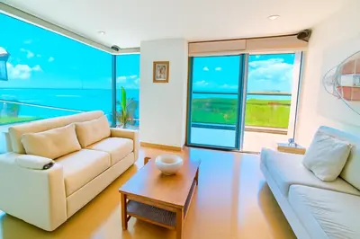 a living room with a couch and a table at Extraordinario!! Salida Directa Playa Sonesta Cartagena Morros in Cartagena de Indias