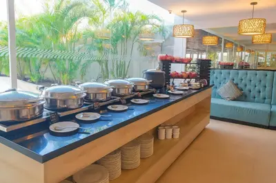a buffet line with pots and pans and plates at Extraordinario!! Salida Directa Playa Sonesta Cartagena Morros in Cartagena de Indias