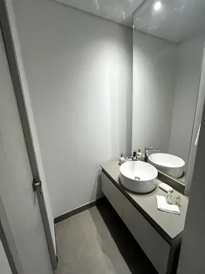 a bathroom with a sink and a mirror at Apto 305 Distrito 90 in Barranquilla