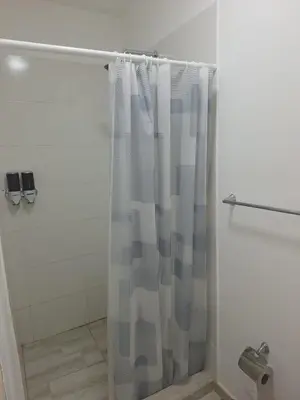 a shower with a shower curtain in a bathroom at Amplia habitación independiente a 2 cuadras de la playa y el aeropuerto in Cartagena de Indias