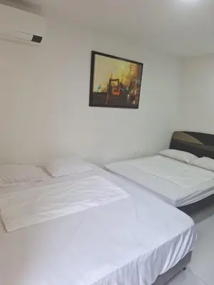 two beds in a room with a picture on the wall at Amplia habitación independiente a 2 cuadras de la playa y el aeropuerto in Cartagena de Indias