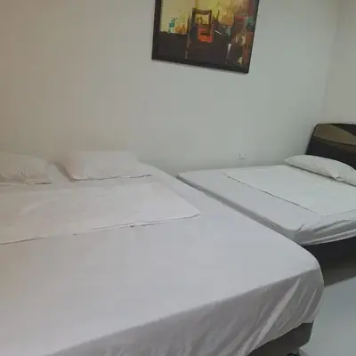 Amplia habitación independiente a 2 cuadras de la playa y el aeropuerto
