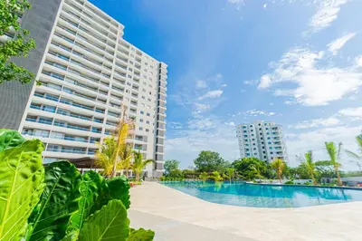a swimming pool in front of a tall building at Apto 1417 condominio Santa marina, Santa Marta in Estación El Salto