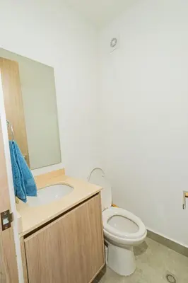 a bathroom with a toilet and a sink at Apto 1417 condominio Santa marina, Santa Marta in Estación El Salto