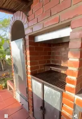 an outdoor grill in a brick wall at El Refugio Natural in Turbaco