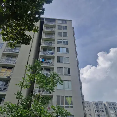 a tall apartment building with a blue sky in the background at Apartmento en Parque Heredia in Cartagena de Indias