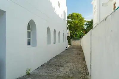 an alley between two white buildings at Villa exclusiva junto al mar en Cartagena in Cartagena de Indias
