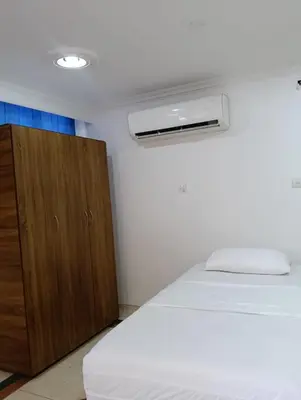 a bedroom with a bed and a chest of drawers at Acogedor Apartaestudio Laguito 1 Habitacion N4A2 in Cartagena de Indias