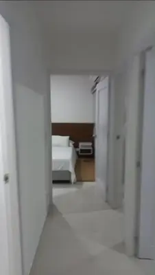 a white room with a bed and a mirror at Hermoso apartamento in Cartagena de Indias