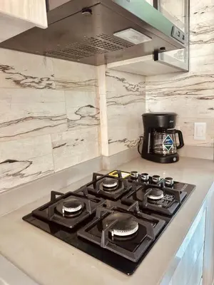 a stove top oven sitting on top of a kitchen counter at Fotosíntesis - Apartamento frente al mar en Tolú in San Silvestre