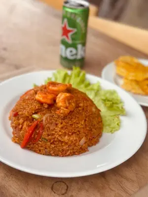 a plate of food with rice and vegetables on a table at Fotosíntesis - Apartamento frente al mar en Tolú in San Silvestre