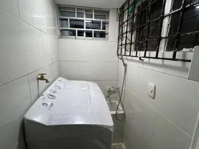 a small bathroom with a toilet and a window at Aparta estudio confortable y completo in Barranquilla