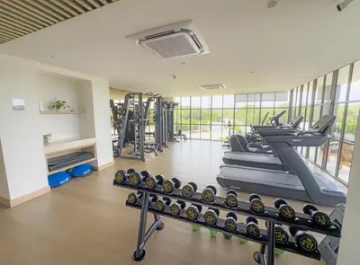 a gym with a row of treadmills and machines at Apart Suítes Stay Morros EOS - Acceso directo a la playa in Cartagena de Indias