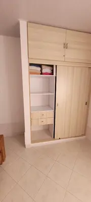 a room with a closet with wooden cabinets at Vikingos de Tolú, a un Salto de las Islas in Tolú