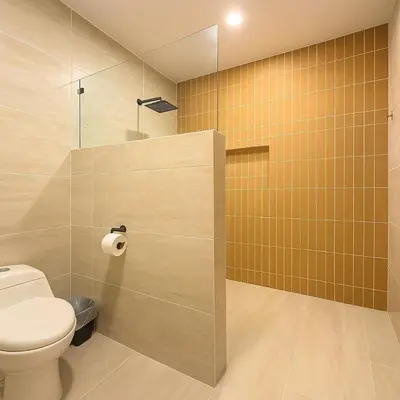a bathroom with a toilet and a shower at Stanza Del Mar in Coveñas