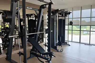 a gym with treadmills and elliptical machines at Exclusivo Apto, Piscina Privada y Salida a playa in Cartagena de Indias