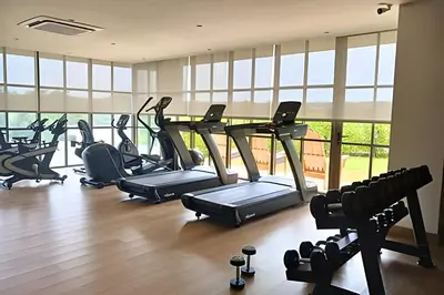 a gym with treadmills and elliptical machines at Exclusivo Apto, Piscina Privada y Salida a playa in Cartagena de Indias