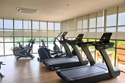 a gym with treadmills and elliptical machines at Exclusivo Apto, Piscina Privada y Salida a playa in Cartagena de Indias