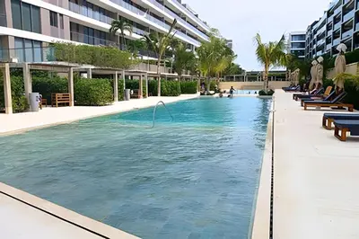 a swimming pool in the middle of a building at Exclusivo Apto, Piscina Privada y Salida a playa in Cartagena de Indias